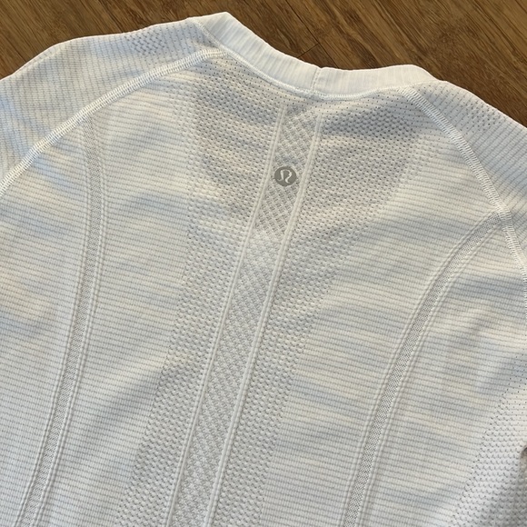 Lululemon Swiftly Tech Long Sleeve Crew
Heathered White, Sz 8 - Picture 13 of 13